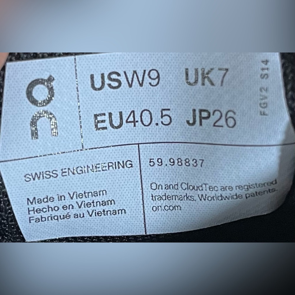 NEW On Cloud 5 WATERPROOF REFLECTIVE Womens Size 9 Running Shoes Sneakers Gray - Picture 13 of 14